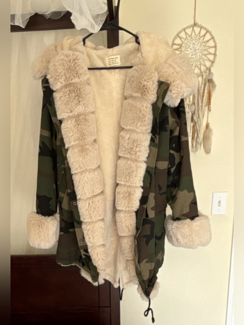 Camouflage Faux-Shearling Trim Puffer Parka in Green & Cream